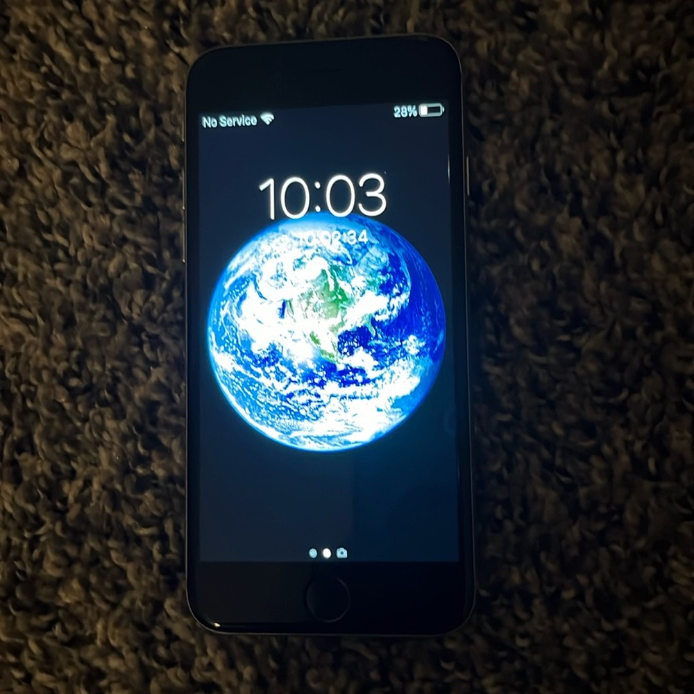 This is the iPhone 6. I’m selling this phone because I’m kinda broke.